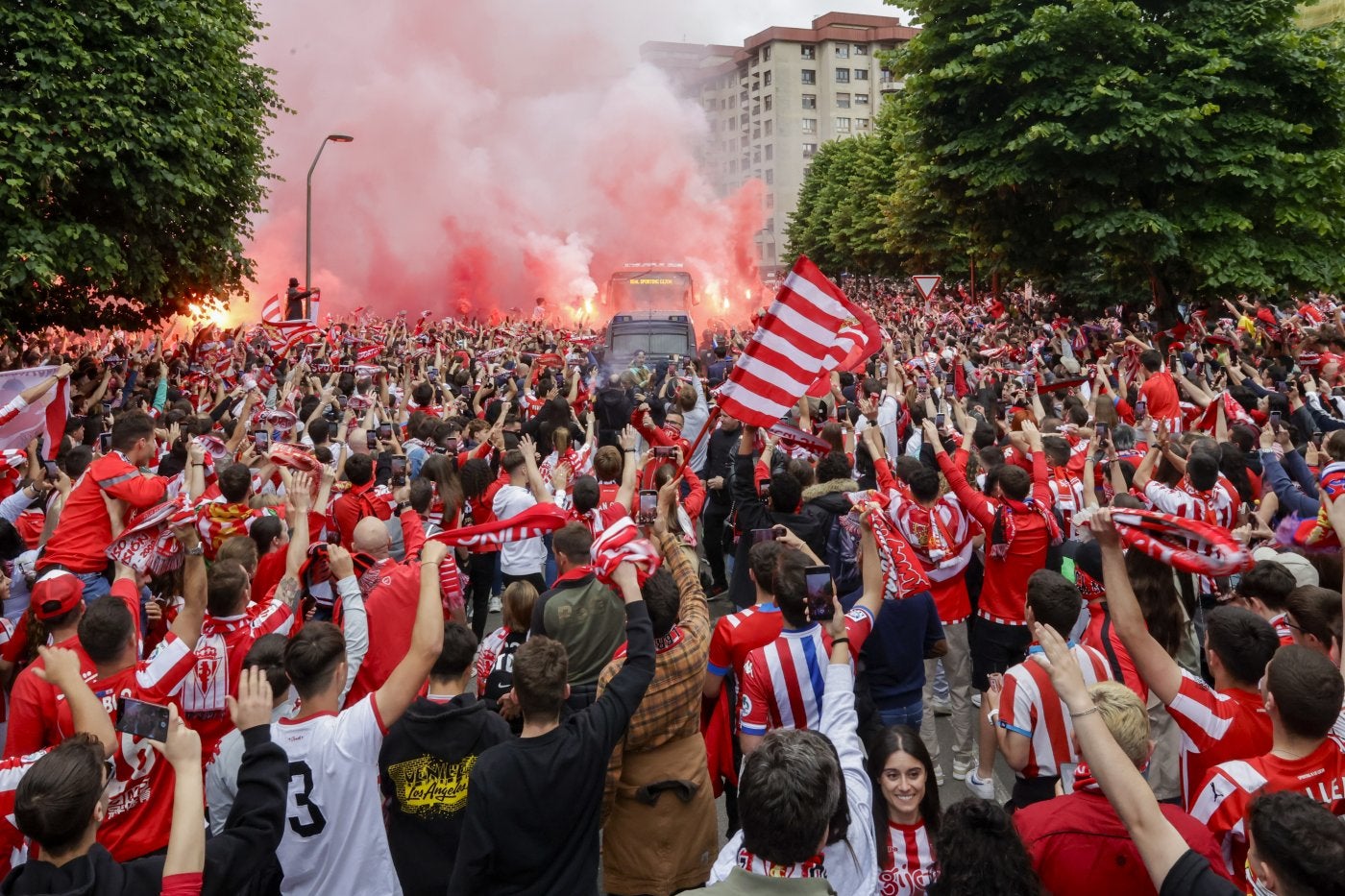 El recibimiento al autobús del Sporting en El Molinón para elprimer partido del 'play off' fue multitudinario.