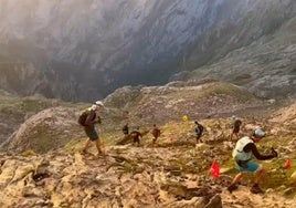 Un grupo de participantes descienden por una ladera durante la competición.