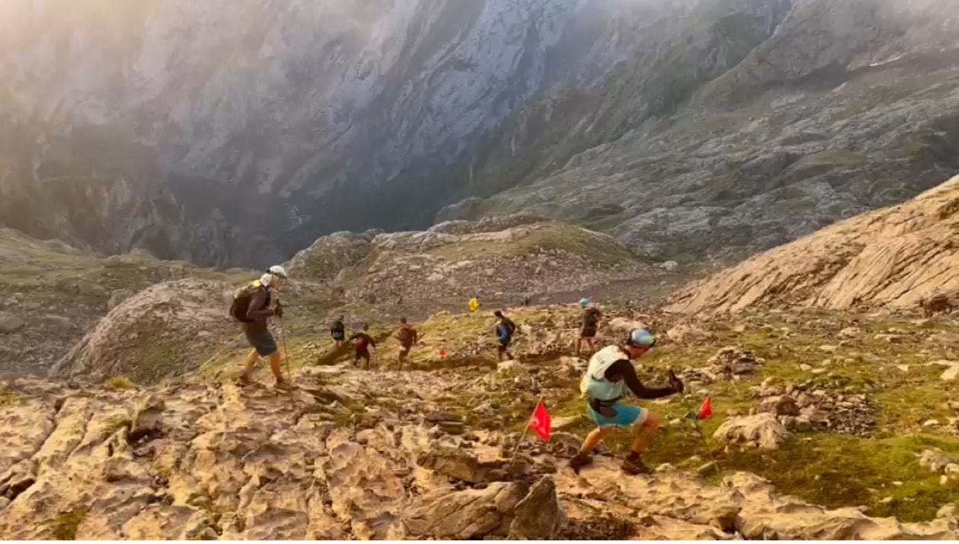 Un grupo de participantes descienden por una ladera durante la competición.