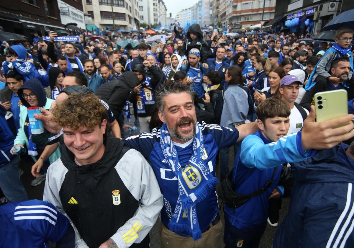 Recibimiento de la afición al Real Oviedo en la previa del partido frente al Eibar disputado en el Carlos Tartiere.