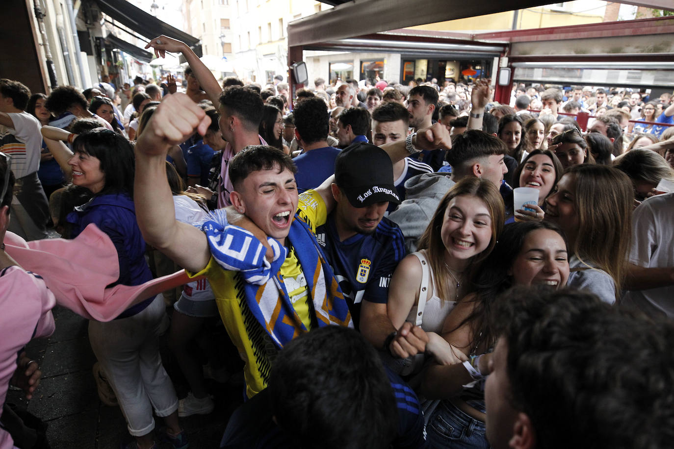 Los bares de Oviedo, a rebosar durante el partido