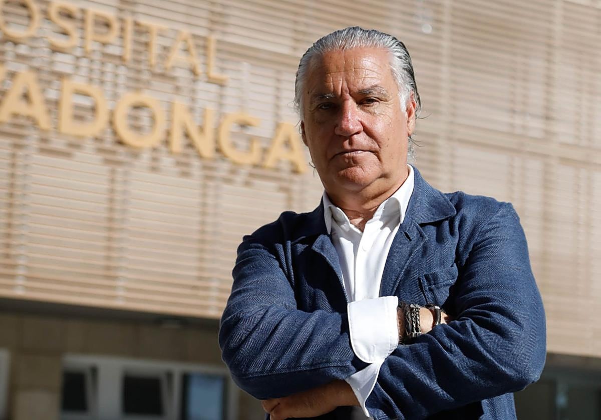 El médico y empresario Jesús Kocina, ante la fachada del remozado Hospital Covadonga.