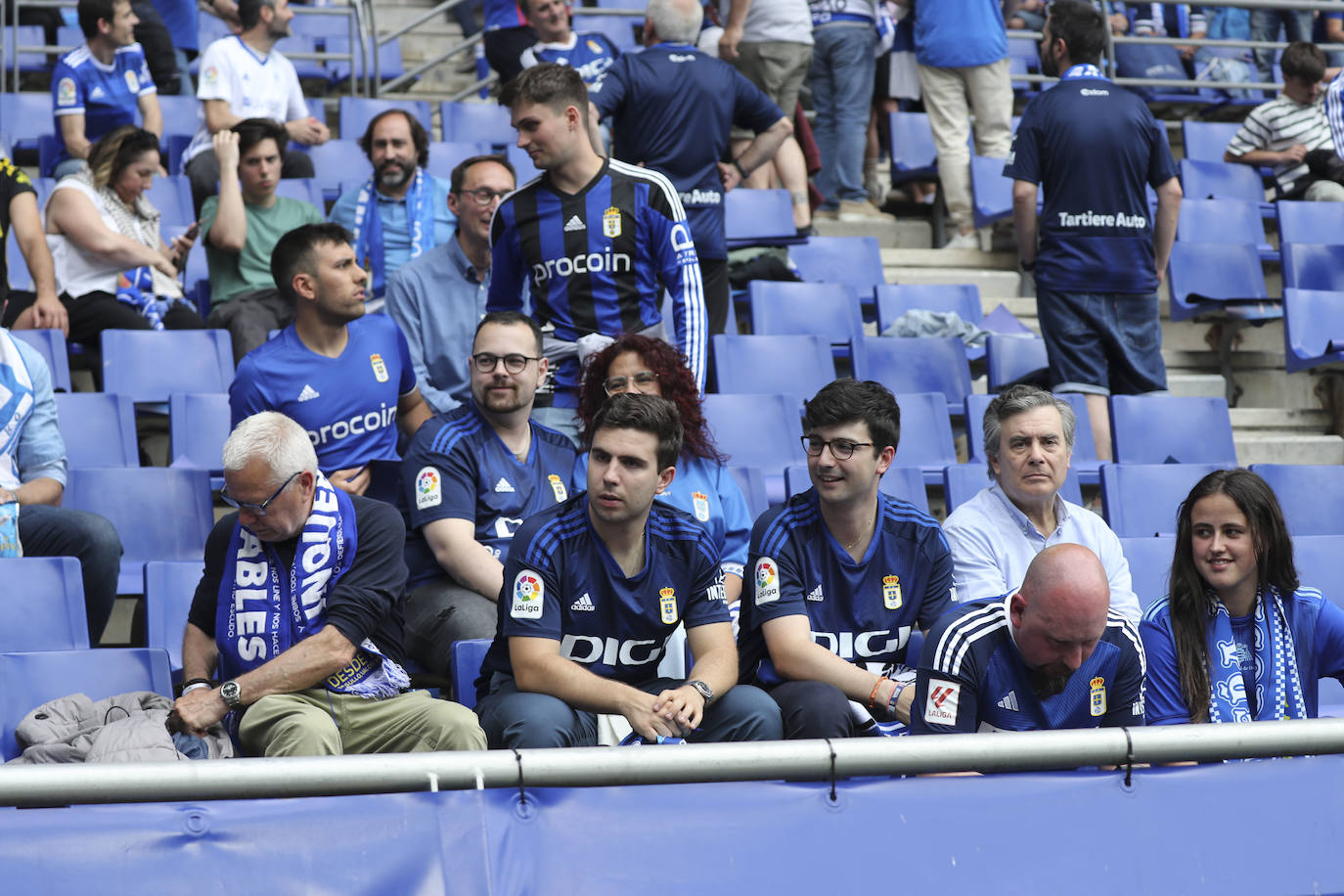 ¿Estuviste en las gradas del Tartiere animando al Oviedo? ¡Búscate en las fotos!