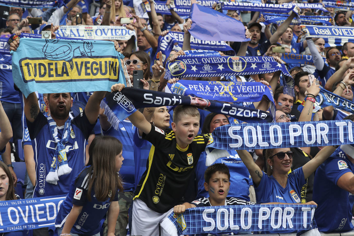 ¿Estuviste en las gradas del Tartiere animando al Oviedo? ¡Búscate en las fotos!