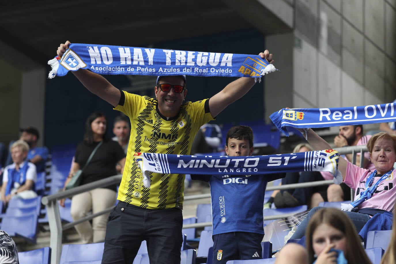 ¿Estuviste en las gradas del Tartiere animando al Oviedo? ¡Búscate en las fotos!