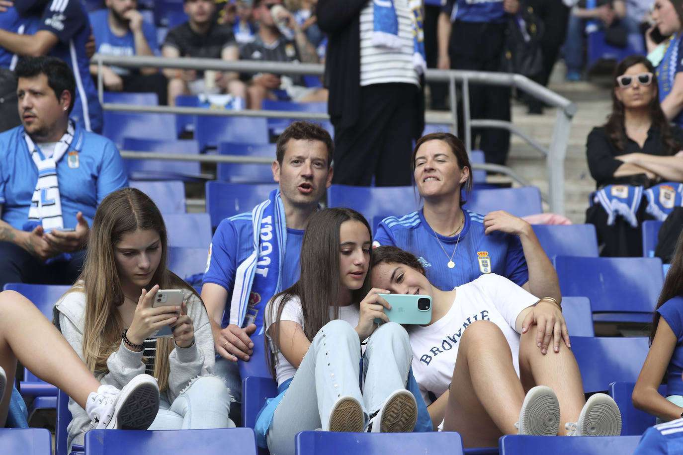 ¿Estuviste en las gradas del Tartiere animando al Oviedo? ¡Búscate en las fotos!