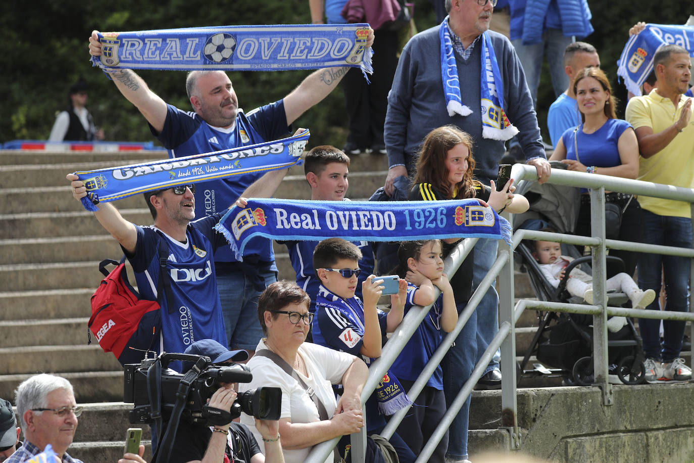 ¿Estuviste en las gradas del Tartiere animando al Oviedo? ¡Búscate en las fotos!