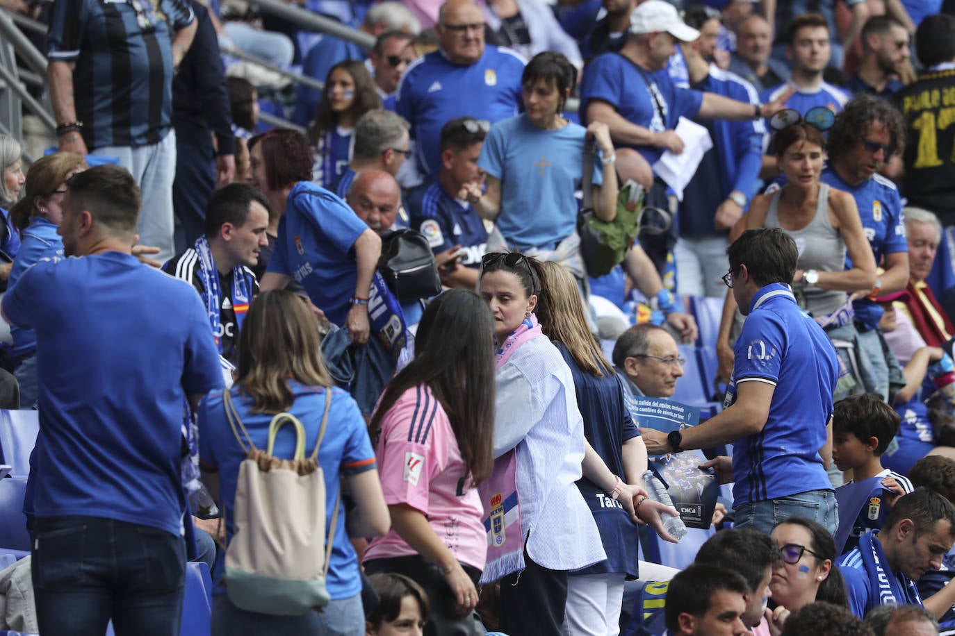 ¿Estuviste en las gradas del Tartiere animando al Oviedo? ¡Búscate en las fotos!