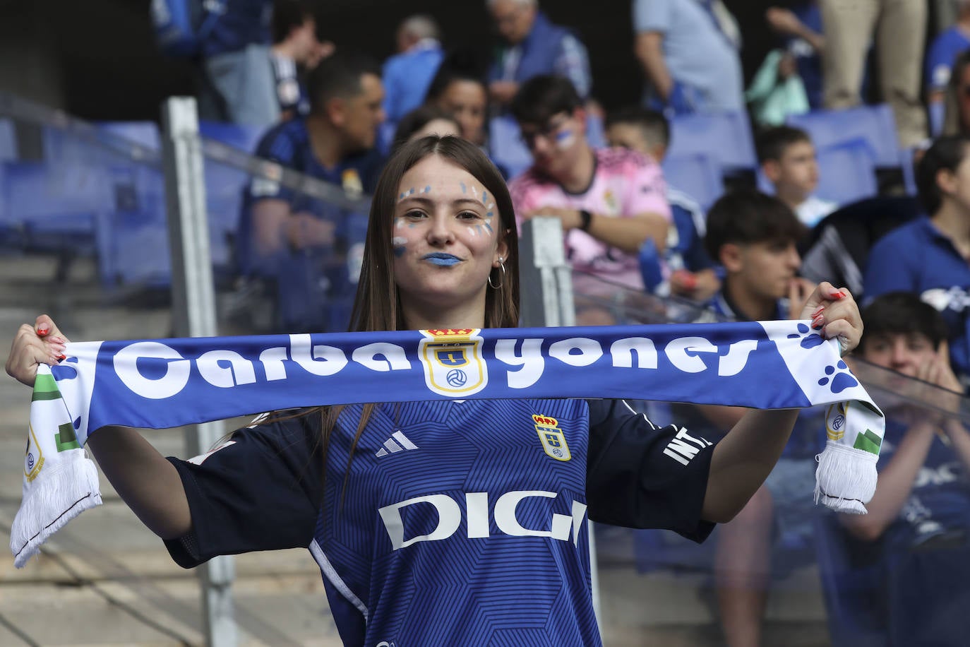 ¿Estuviste en las gradas del Tartiere animando al Oviedo? ¡Búscate en las fotos!