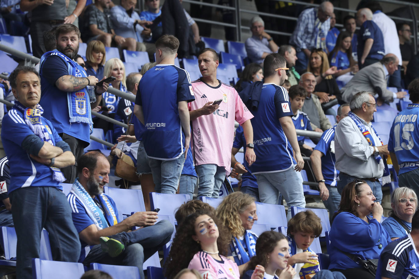 ¿Estuviste en las gradas del Tartiere animando al Oviedo? ¡Búscate en las fotos!