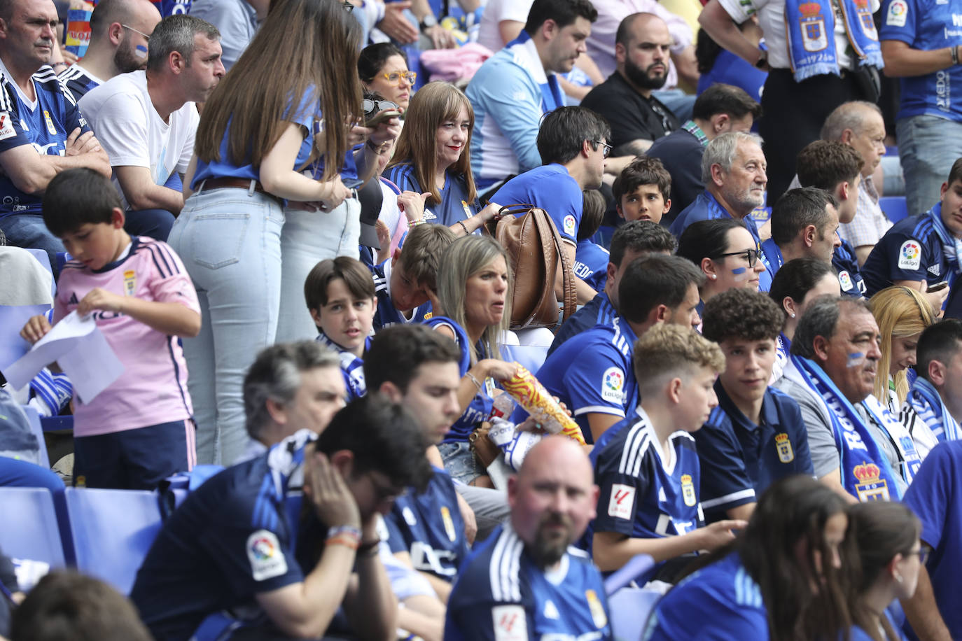 ¿Estuviste en las gradas del Tartiere animando al Oviedo? ¡Búscate en las fotos!