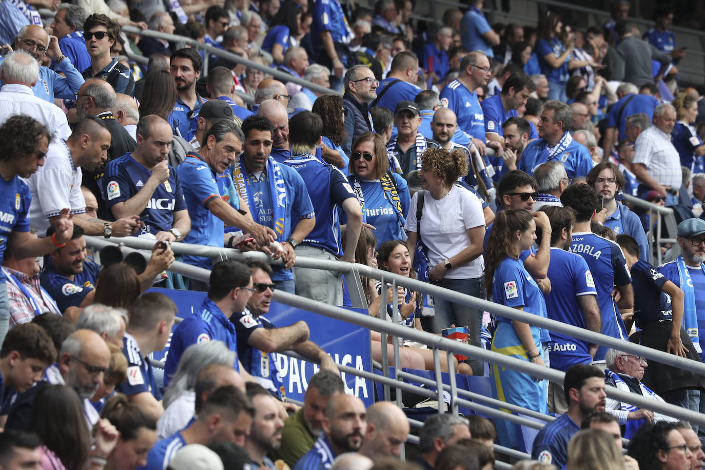 ¿Estuviste en las gradas del Tartiere animando al Oviedo? ¡Búscate en las fotos!