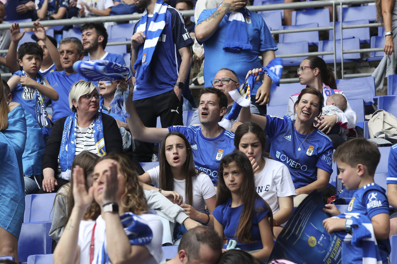 ¿Estuviste en las gradas del Tartiere animando al Oviedo? ¡Búscate en las fotos!