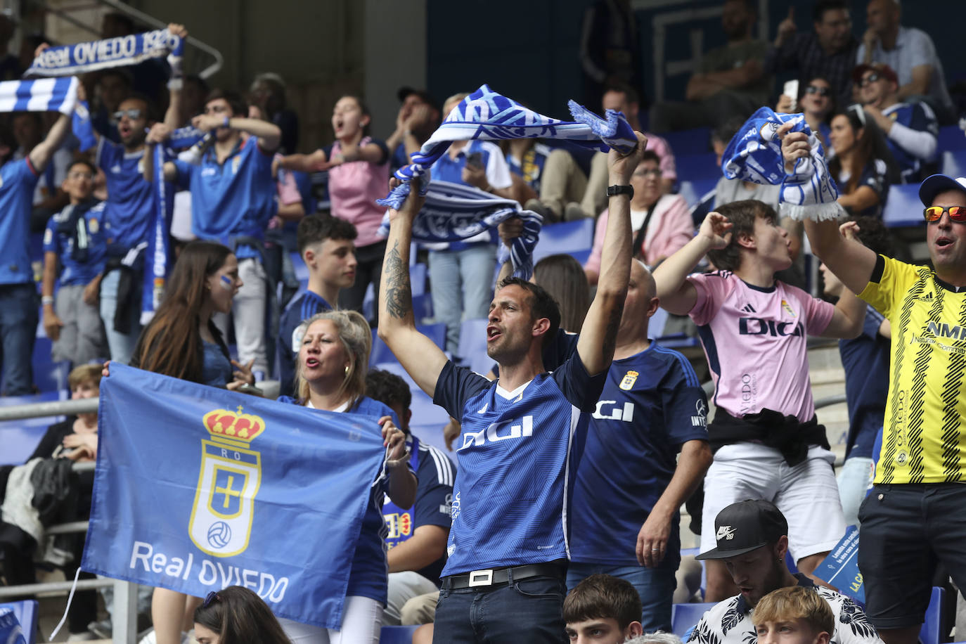 ¿Estuviste en las gradas del Tartiere animando al Oviedo? ¡Búscate en las fotos!