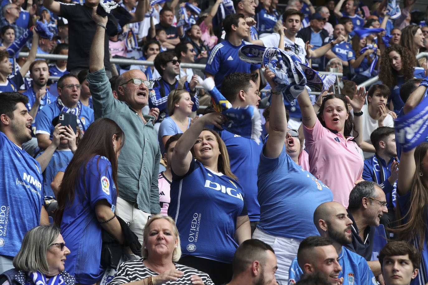 ¿Estuviste en las gradas del Tartiere animando al Oviedo? ¡Búscate en las fotos!