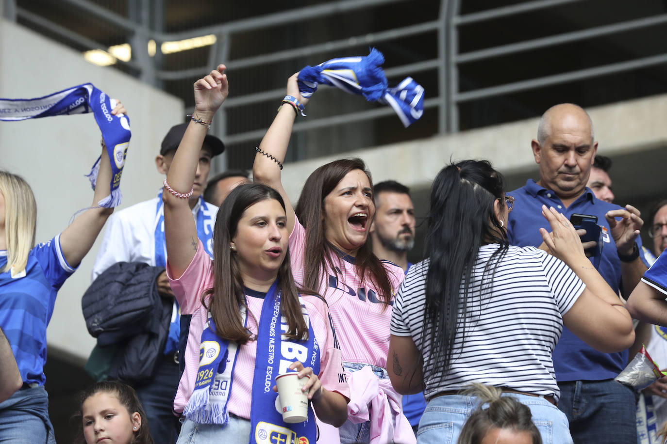 ¿Estuviste en las gradas del Tartiere animando al Oviedo? ¡Búscate en las fotos!