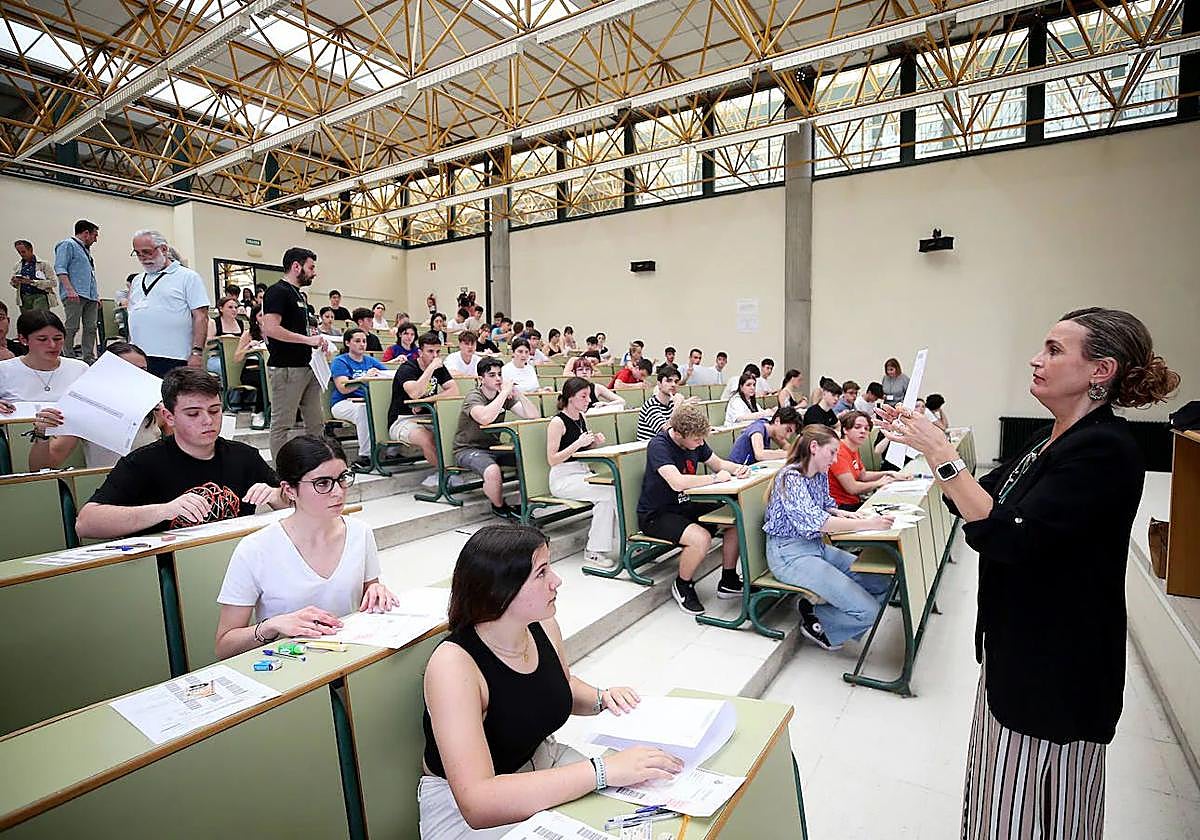 Alumnos, en la EBAU de junio, en Oviedo.
