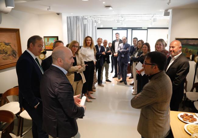 El director de EL COMERCIO, Ángel González, y el de marketing del diario, Diego Oliveira, en un encuentro con las empresas que participan en Sostenibles.