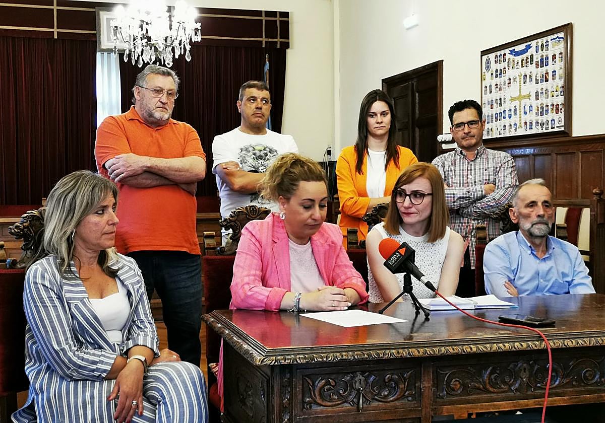 La alcaldesa con la edil, ayer.