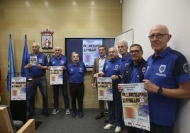 Amalio Álvarez, Paco Álvarez, Falo Méndez, el concejal Jorge Pañeda, Mauricio Mata, Ramón Gallego, Enrique Arenas y Alfonso Rodríguez, durante la presentación en el Ayuntamiento de Gijón.