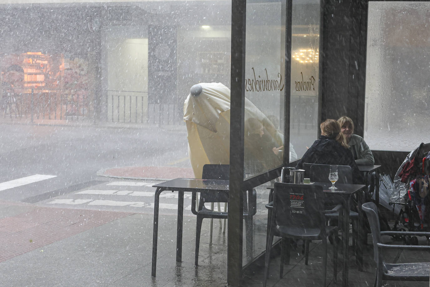 Lluvia y granizo: el mal tiempo azota a Asturias a las puertas del verano