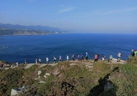 Descubrir una senda costera «entre cabos», aportar solidaridad al Banco de Alimentos de Asturias y celebrar una «folixa» reivindicativa en la Regalina: este es plan que los vecinos de Valdés y Cudillero tienen para el próximo sábado; e invitan, a quién quiera, a unirse a ellos