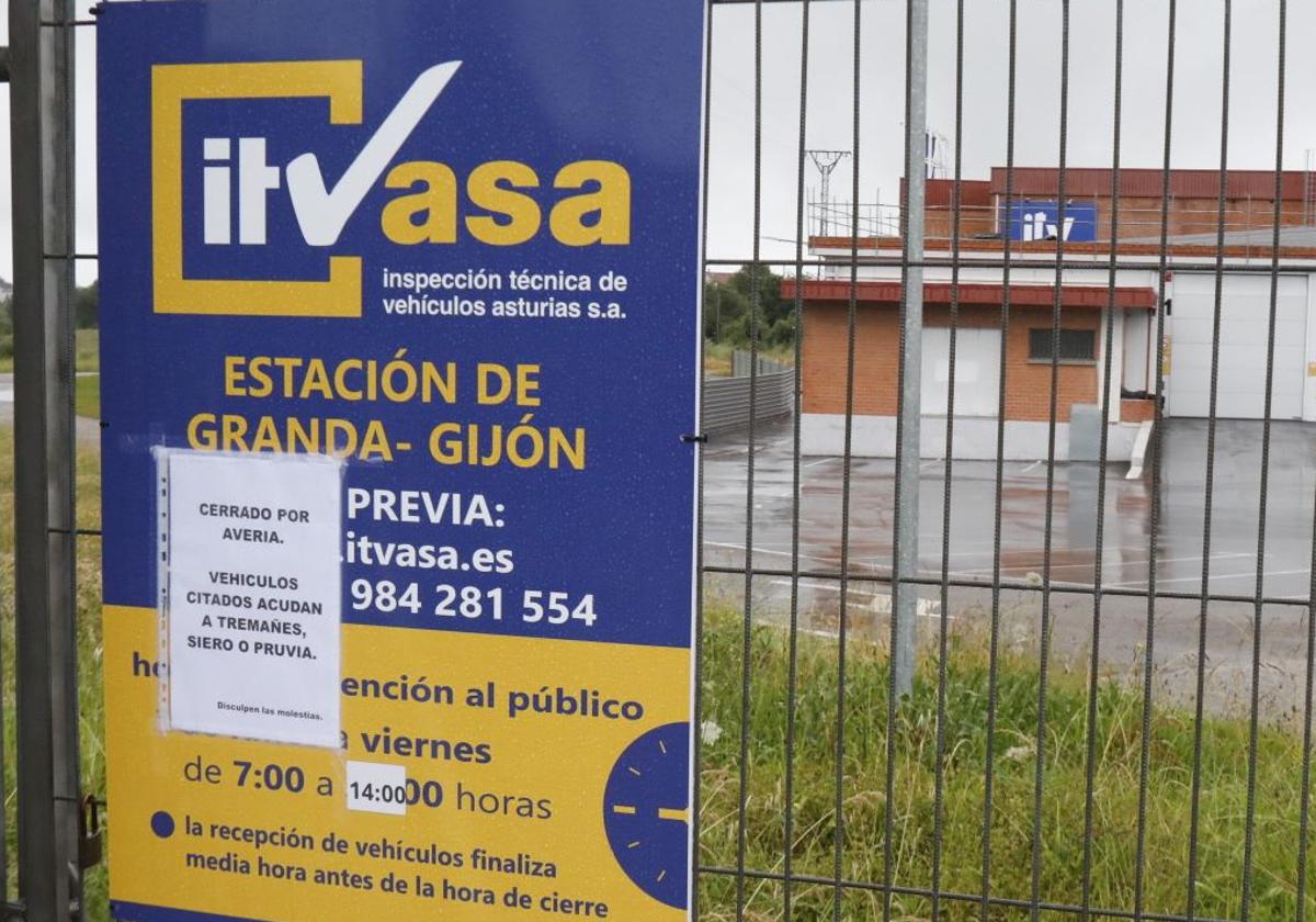 Cartel en la entrada de la estación que indica que está cerrada y donde se deriva a los usuarios a otros puntos.