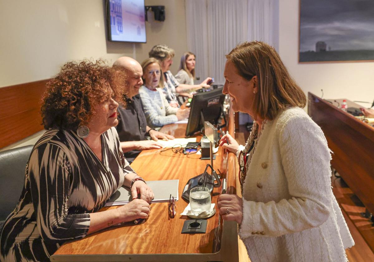 Marta del Arco conversa con la diputada Ana Isabel González.