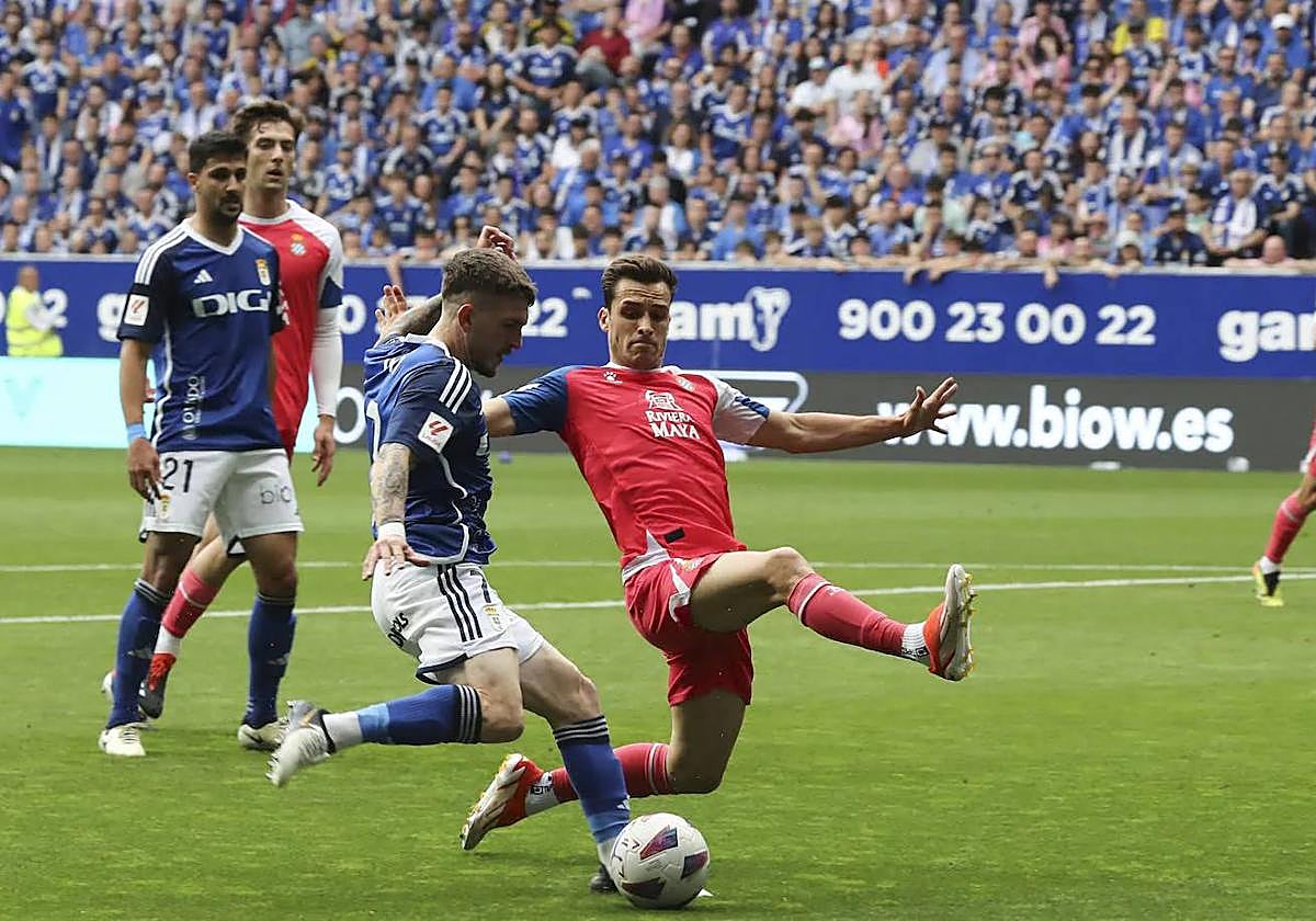 Viti trata de centrar en un lance del partido de ida.