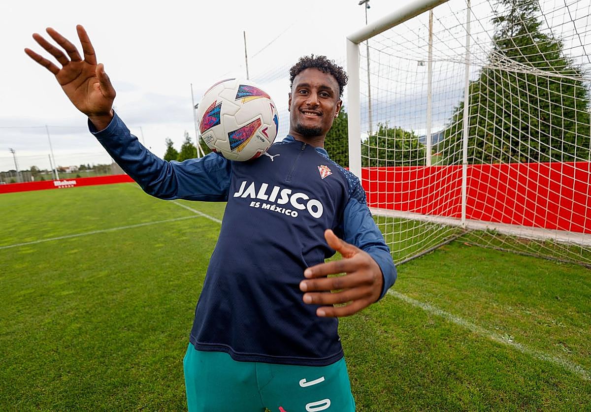 Hassan juega con un balón en el campo número uno de Mareo.