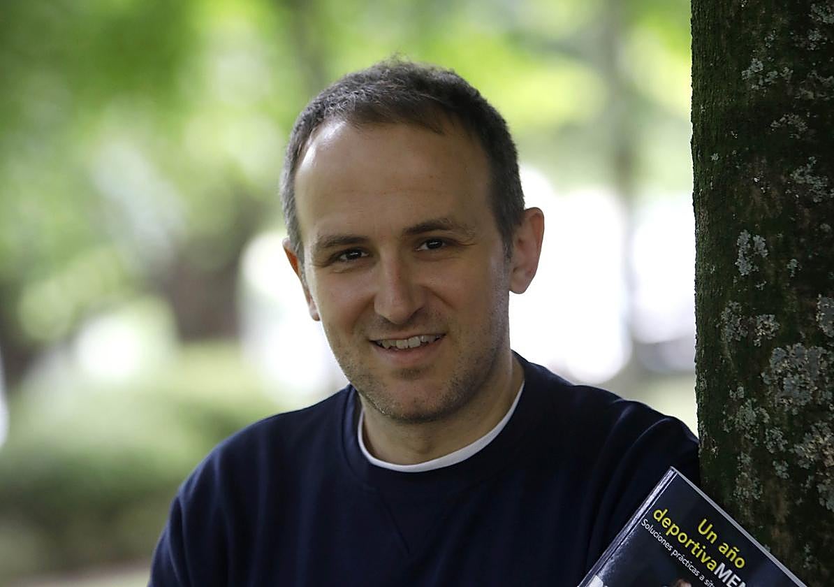Emilio González Nosti 'Emi', en el parque de Isabel la Católica, en Gijón.