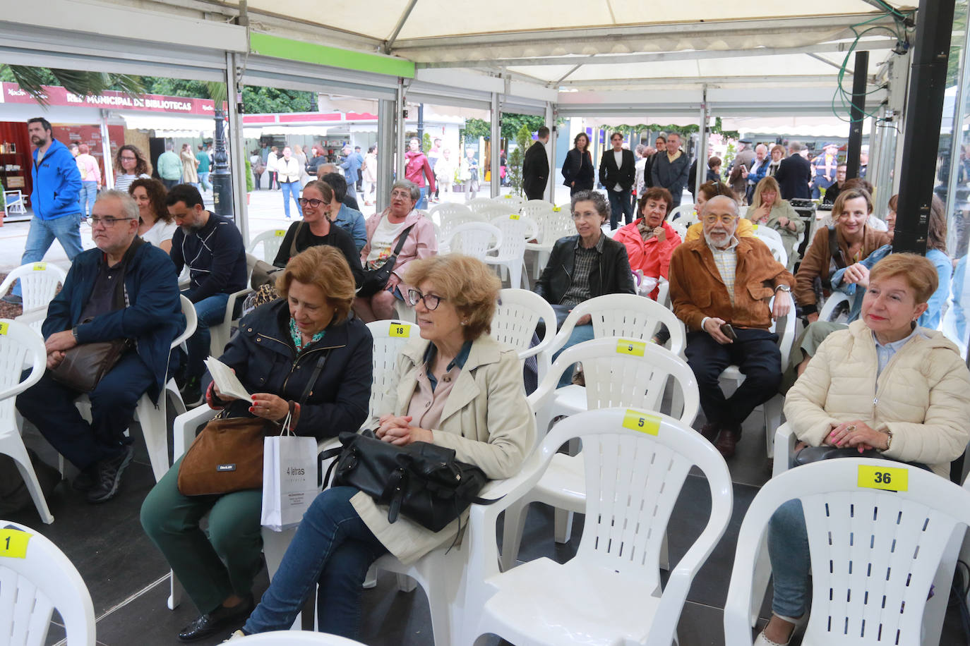 El ambiente de la Feria del Libro de Gijón