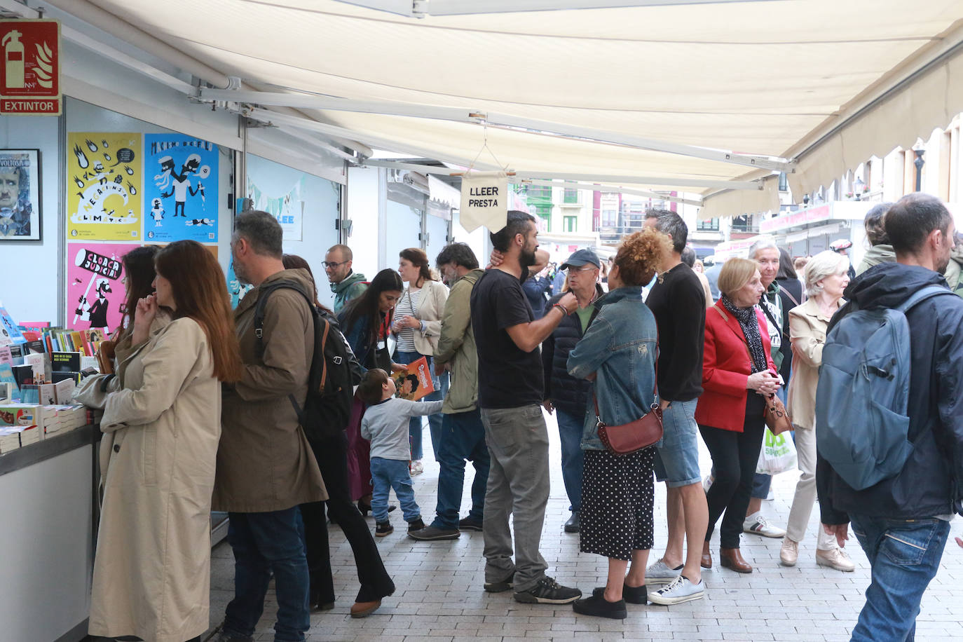 El ambiente de la Feria del Libro de Gijón