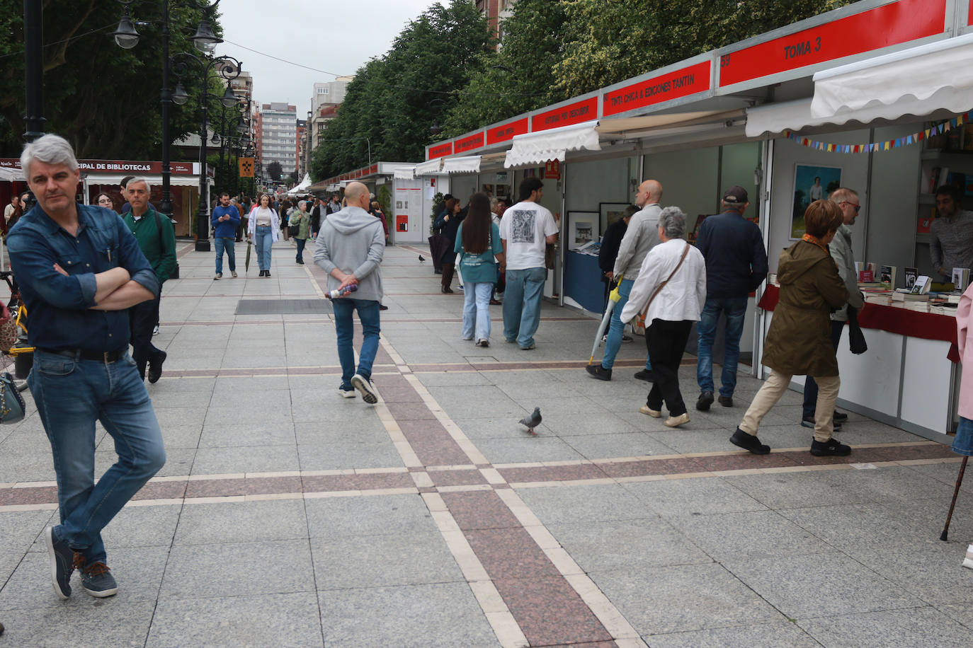 El ambiente de la Feria del Libro de Gijón