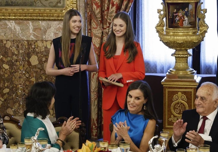 La princesa Leonor y la infanta Sofía, en el brindis del Ayuntamiento.