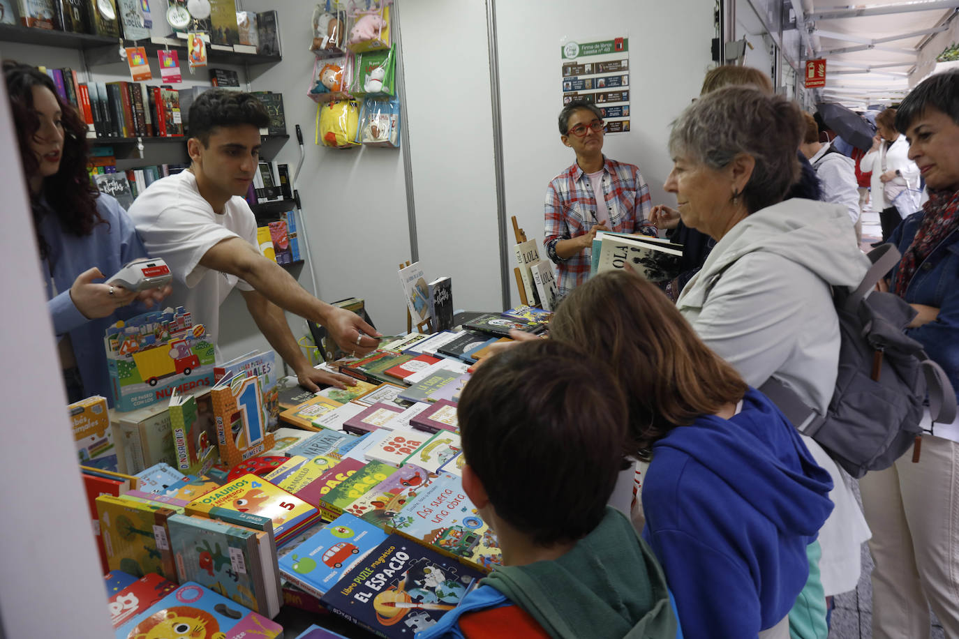 El ambiente de la Feria del Libro de Gijón