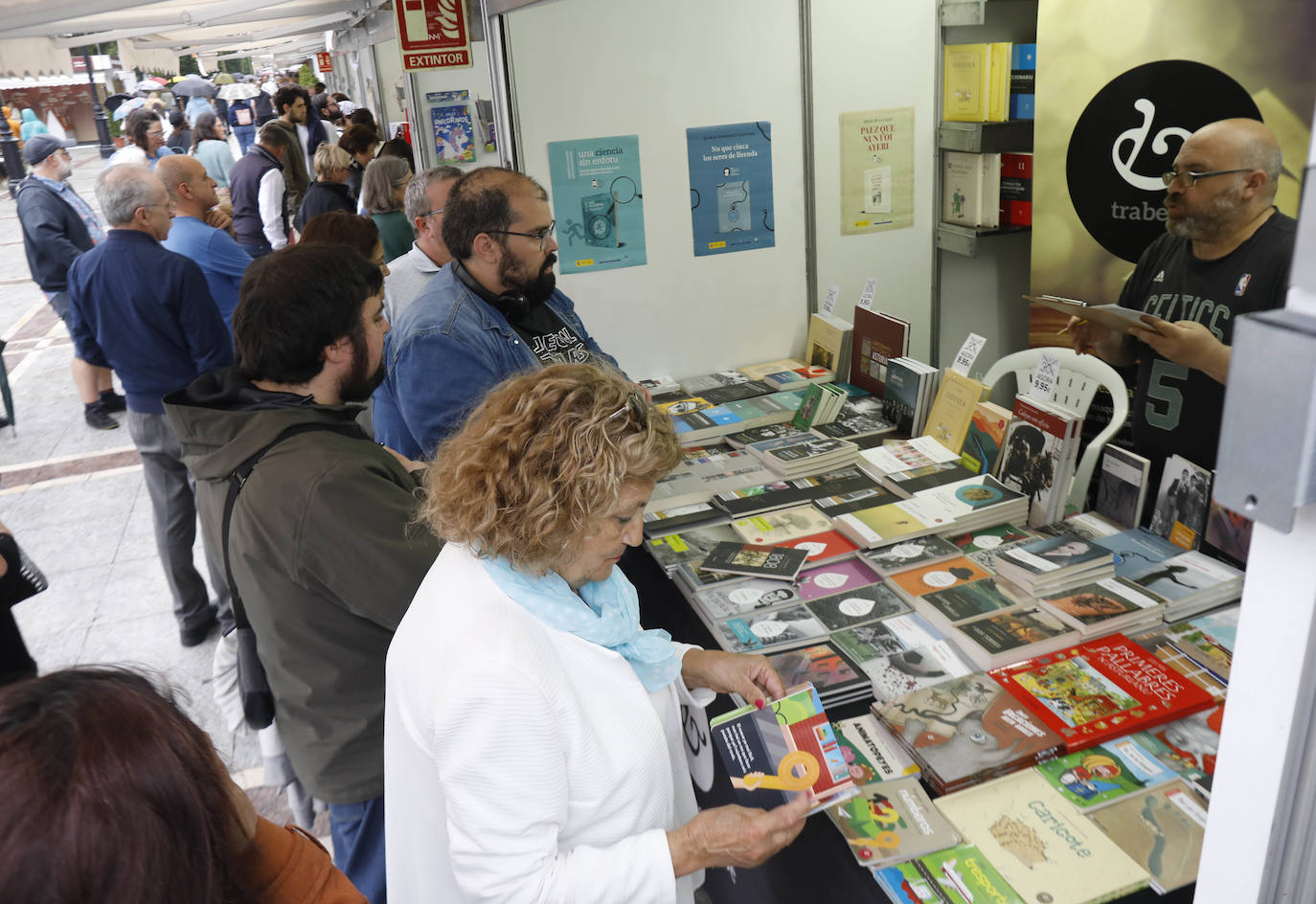 El ambiente de la Feria del Libro de Gijón