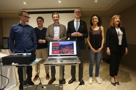 Juan Álvarez, Javier Ballina, Carlos Fernández Llaneza, Jorge García Monsalve, Natalia Santa Bárbara y Marisa Ponga, antes de hacer público el análisis de su grupo sobre el primer año de mandato del PP.