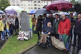 Los miembros del Grupo Montañero San Claudo junto a Alfredo Canteli y José Ramón Prado durante la inauguración del monolito.