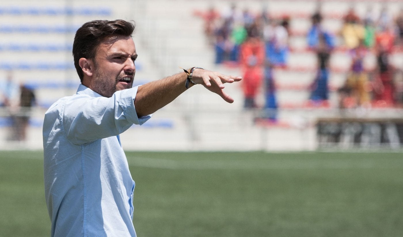 Carácter. Rubén Alvés da instrucciones a sus jugadores durante un partido.