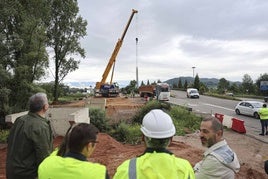 20 metros de largo y 20 toneladas: así es el puente que une La Fresneda y Lugones