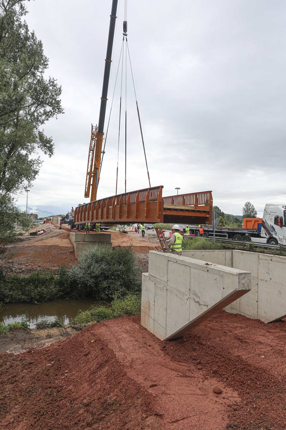 20 metros de largo y 20 toneladas: así es el puente que une La Fresneda y Lugones