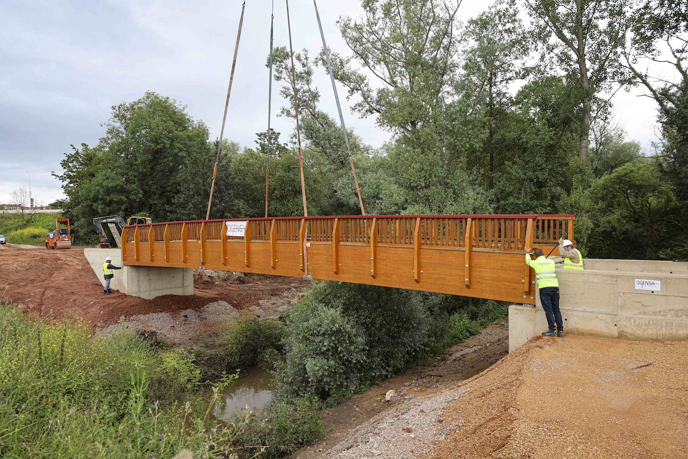 20 metros de largo y 20 toneladas: así es el puente que une La Fresneda y Lugones