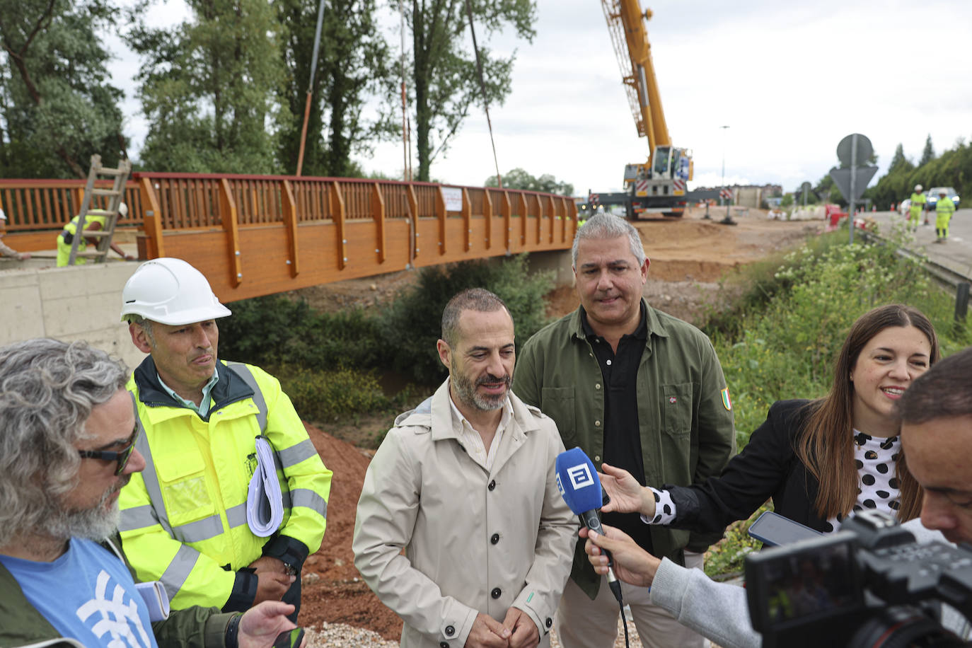 20 metros de largo y 20 toneladas: así es el puente que une La Fresneda y Lugones