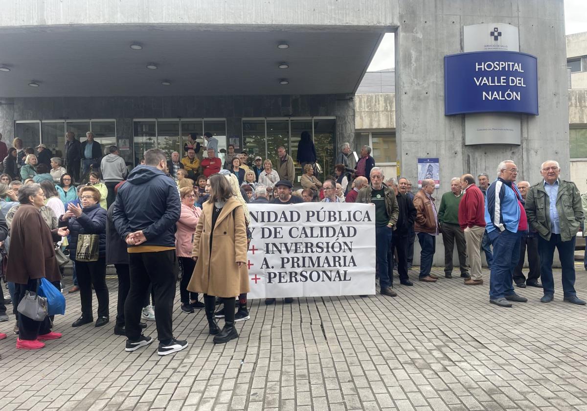 Protestas a las puertas del Hospital Valle del Nalón.