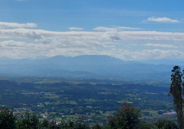 Sierra de Peñamayor vista desde las alturas de Santufirme