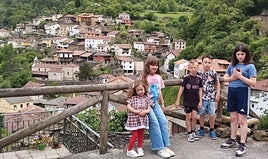 Los más pequeños de Murias muestran su pueblo, cuya historia se desgrana a través de un cuento.