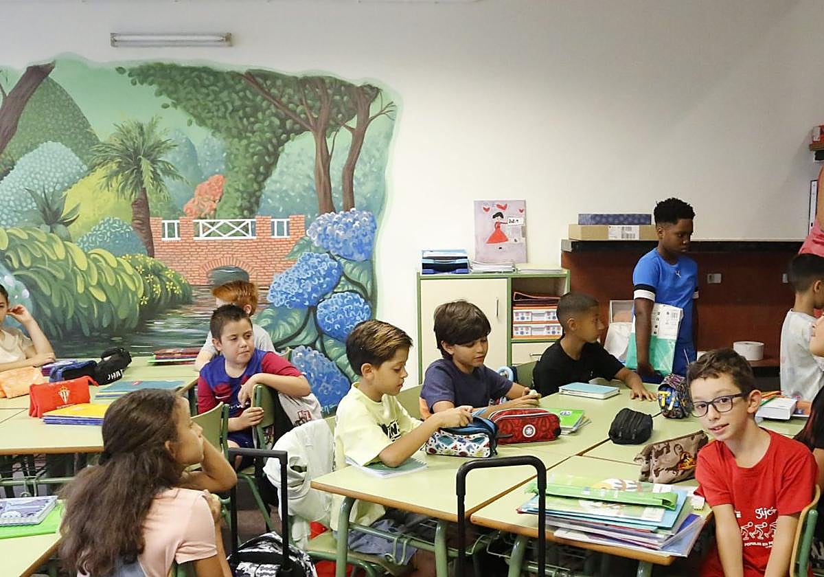 Alumnos del colegio gijonés de Pumarín, al inicio de este curso.