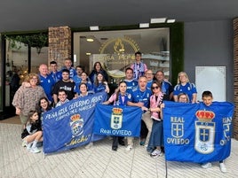 Miembros de la Peña Azul Ceferino Arias, 'Chichi', con banderas de la peña y del Real Oviedo.