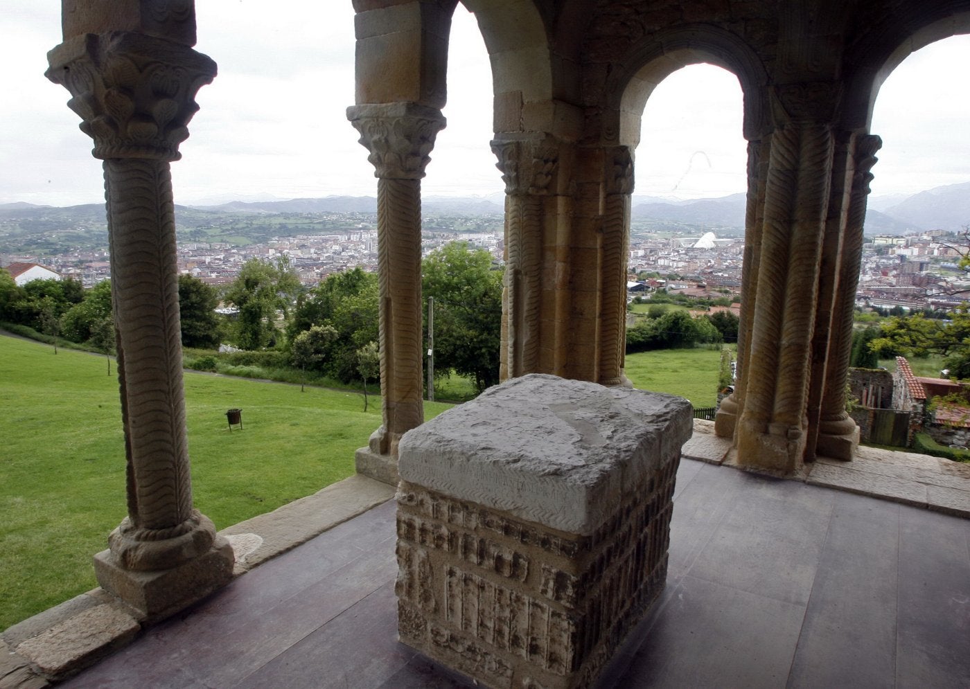 Oviedo tras las columnas de Santa María del Naranco, en la falda del monte, una zona que la UTE señalaba como de importancia capital.